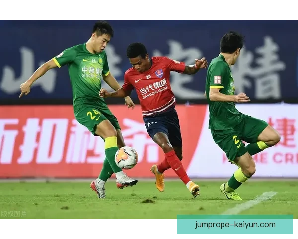 黄潜防线稳健，球队近期表现持续提升，竞争力增强。